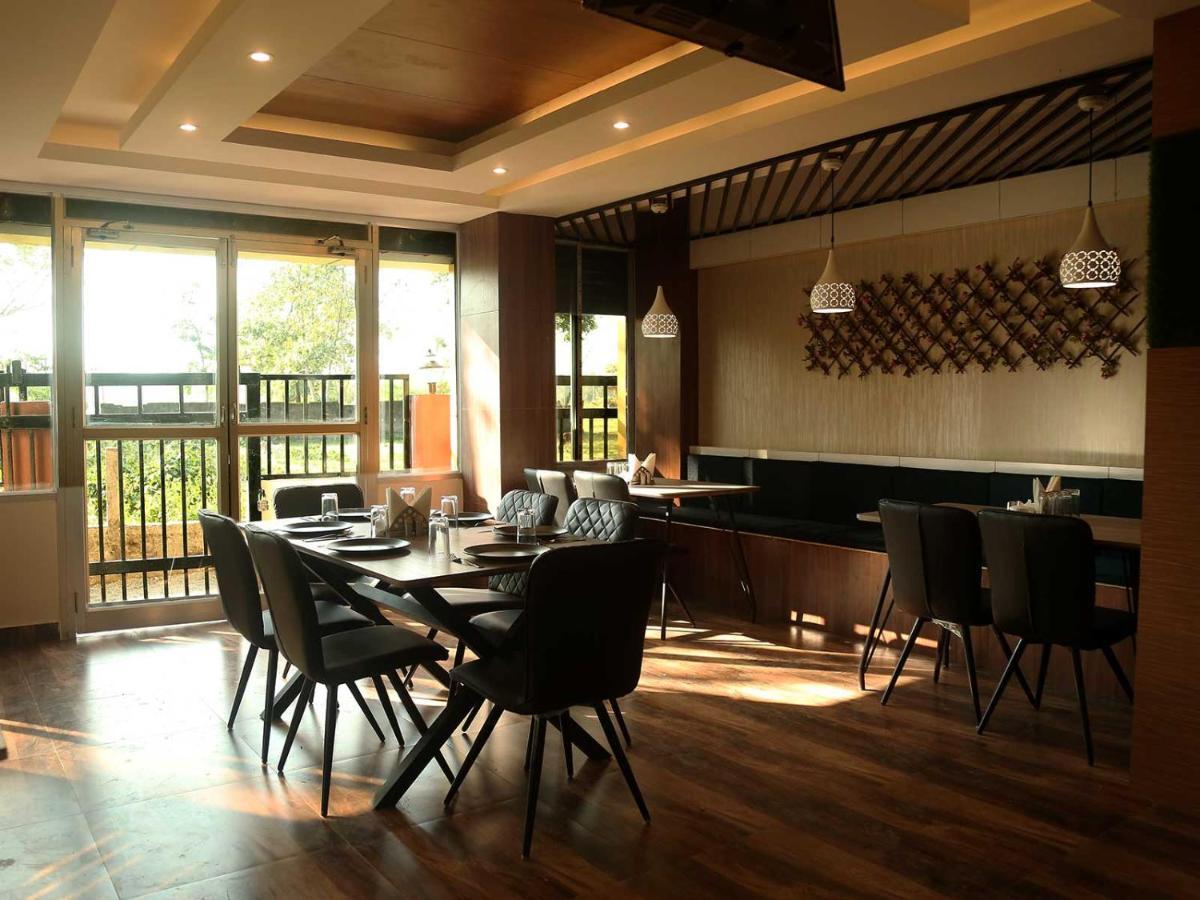 Tusker Tea County Hotell Chālsa Eksteriør bilde