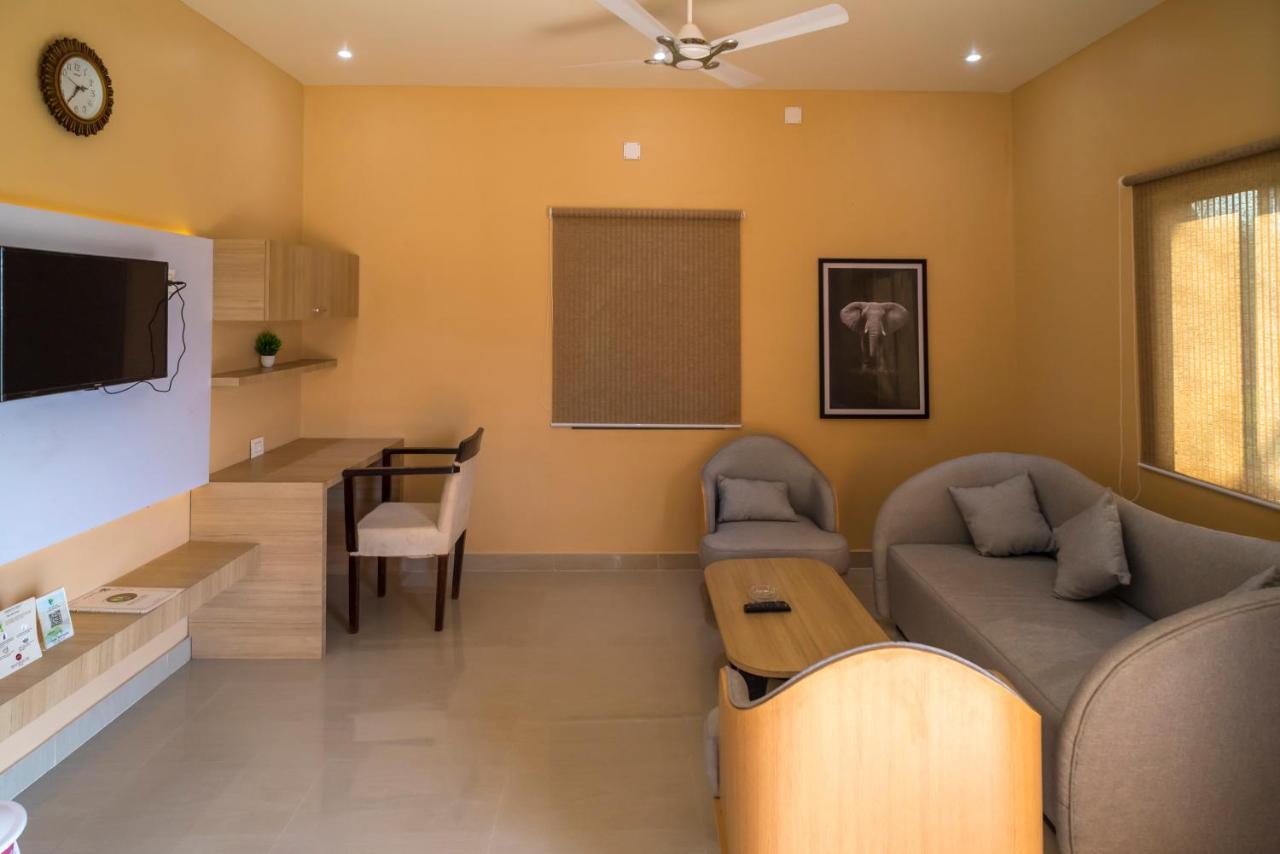 Tusker Tea County Hotell Chālsa Eksteriør bilde