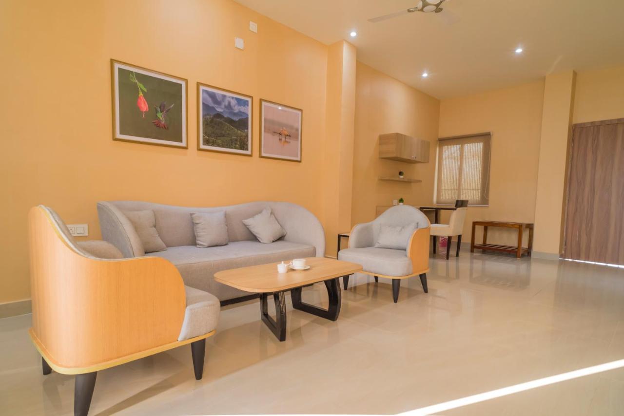 Tusker Tea County Hotell Chālsa Eksteriør bilde