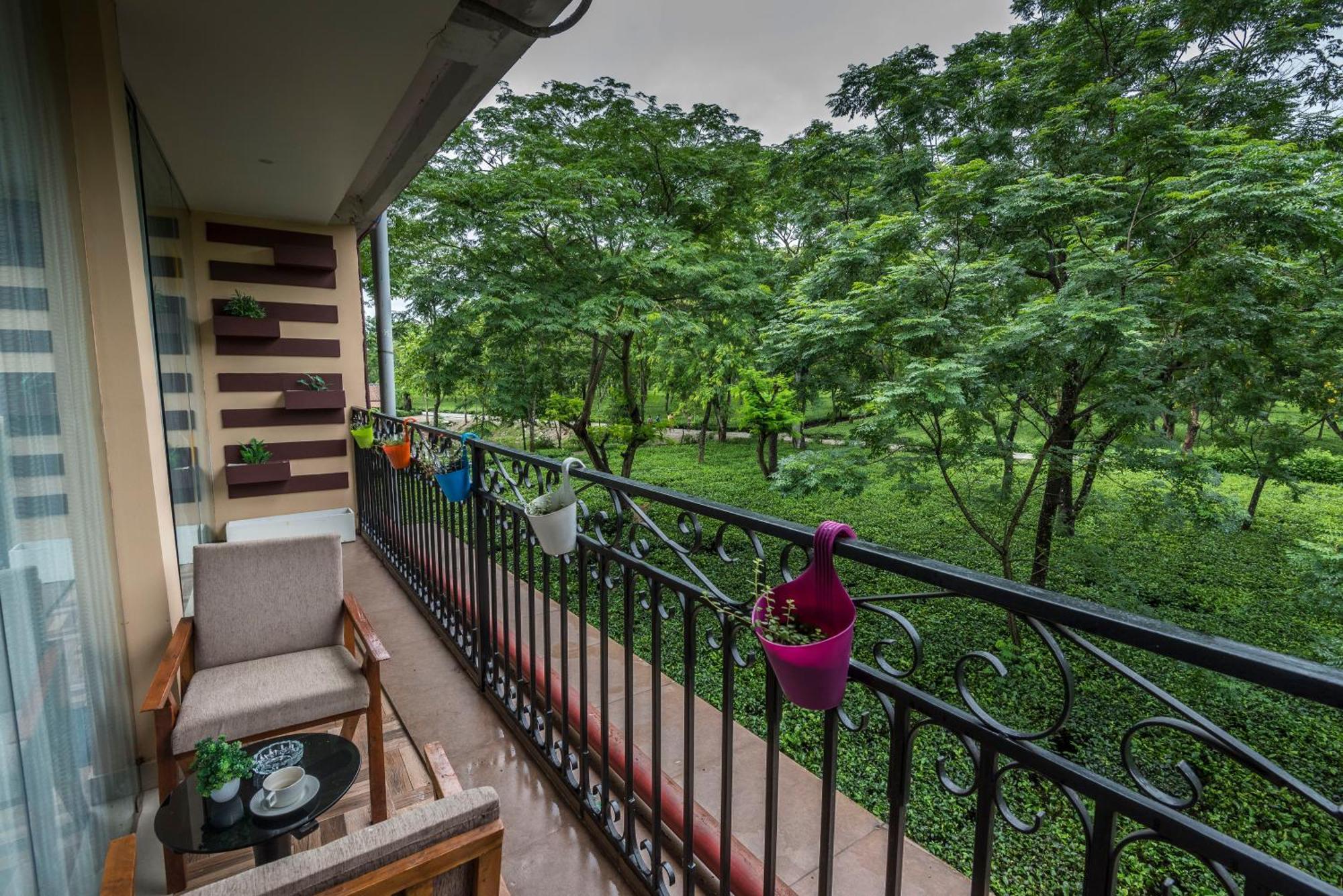 Tusker Tea County Hotell Chālsa Eksteriør bilde
